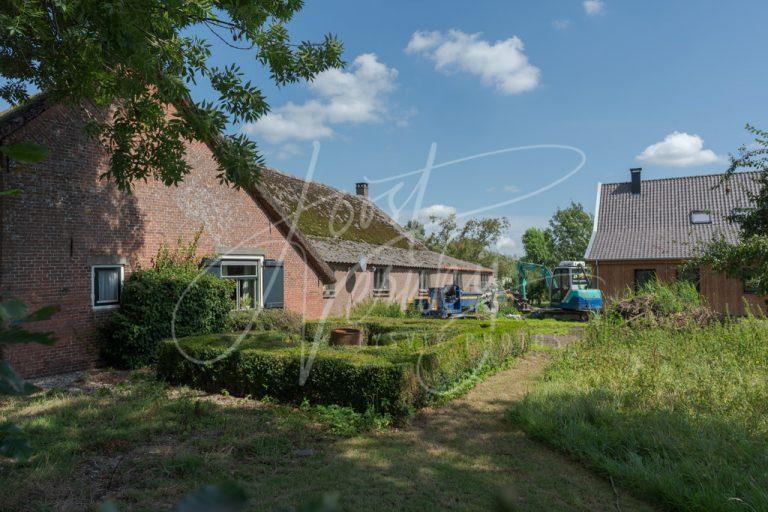 Doorkijkje naar vervallen boerderij D8102722