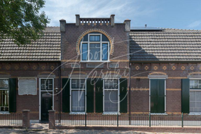 Gebouw met gevelstenen ANNO PINKEVEER 1912 D8102725