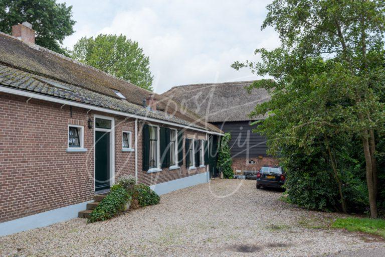 Zijaanzicht monumentale boerderij Peursumseweg 95 D8102867