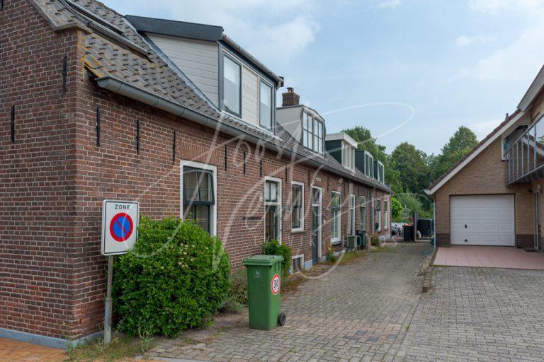 Rijtje oude woningen aan de Oudekerkseweg D8102920