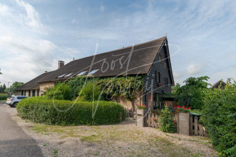 Schuurkant van de monumentale boerderij aan de Peursumseweg 103-105 D8E034460