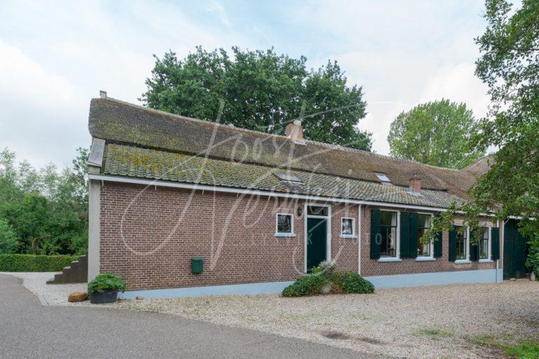 Zijaanzicht monumentale boerderij Peursumseweg 95 D8E034465