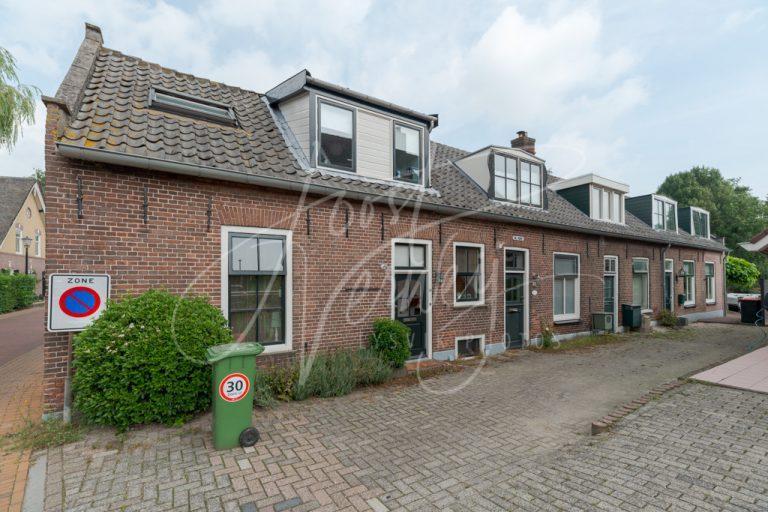 Rijtje oude woningen aan de Oudekerkseweg D8E034510