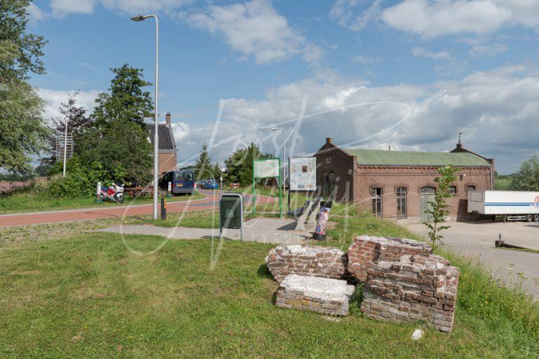 Monument van brokstukken oude sluis D8102332