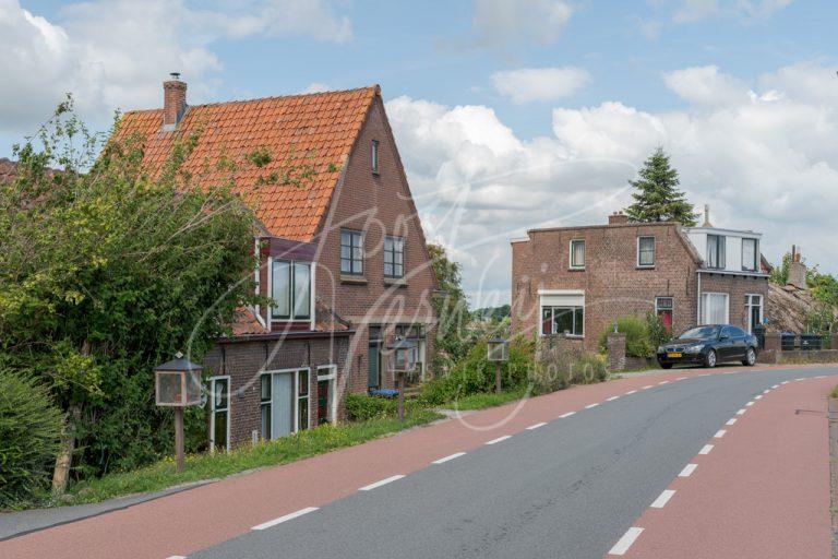 Dijkwoningen in het buurtschap Sluis D8102343