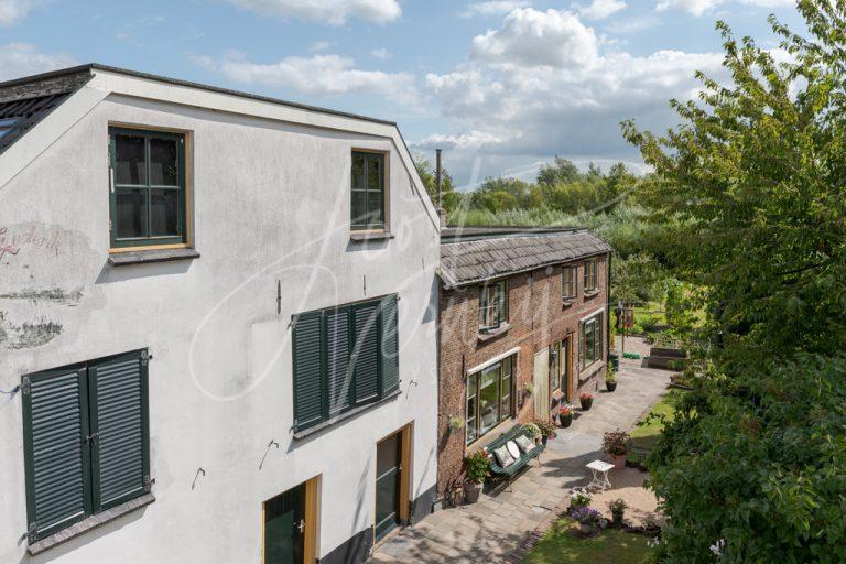 Doorkje langs dijkwoningen in het buurtschap Sluis D8102362