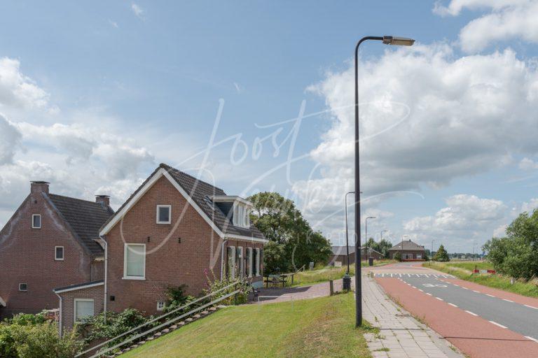 Aan de Lekdijk gelegen dijkwoningen in het buurtschap Waal D8102434