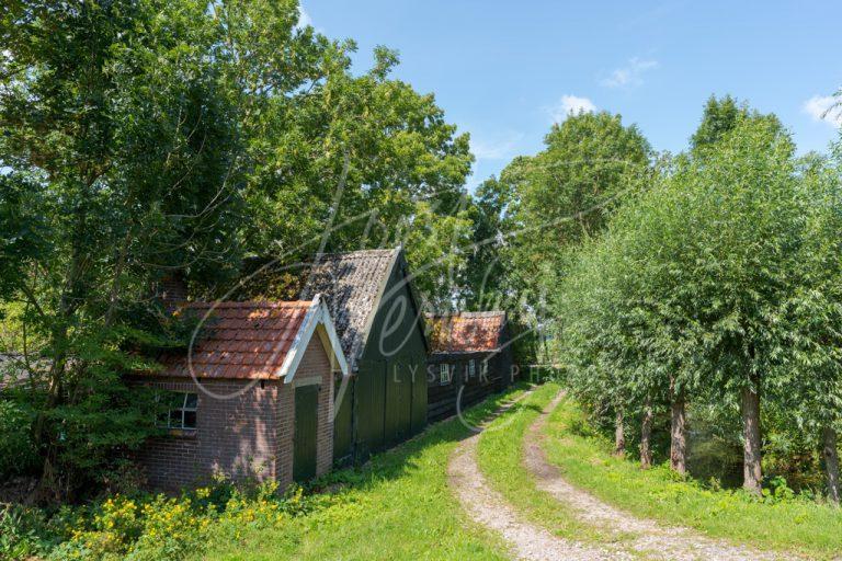 Kleine schuurtjes langs de Overslingeland D8102769