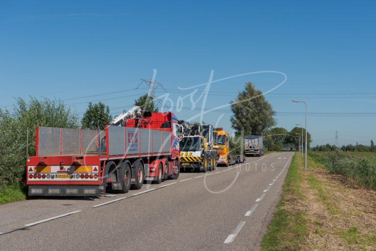 Geparkeerde vrachtwagens aan de Heiweg D8103352