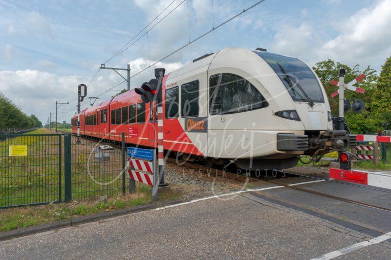 Arriva trein op spoorwegovergang D8102941