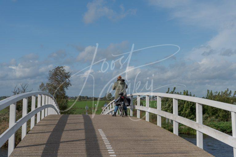 Fietser op brug over de Groote of Achterwaterschap D8103873