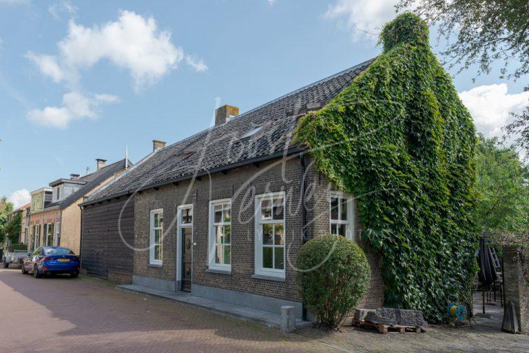 Dorpsgezicht met boerderij in Alblasserdam D8E034552