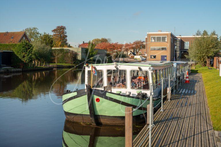 Afgemeerde rondvaartboot bij Kinderdijk D8E34912