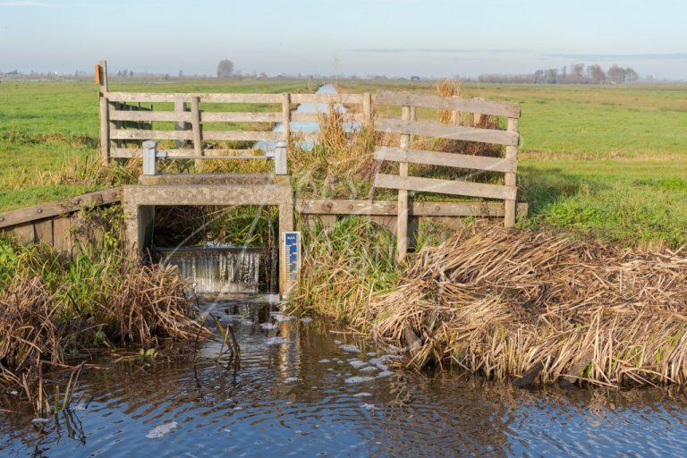 Stuw voor afwatering poldersloten