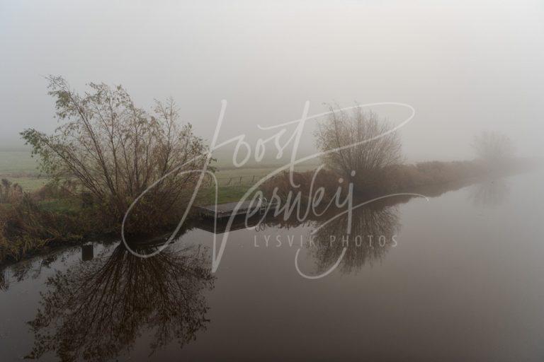 Mist aan de oevers van de Ammersche boezem D8104385