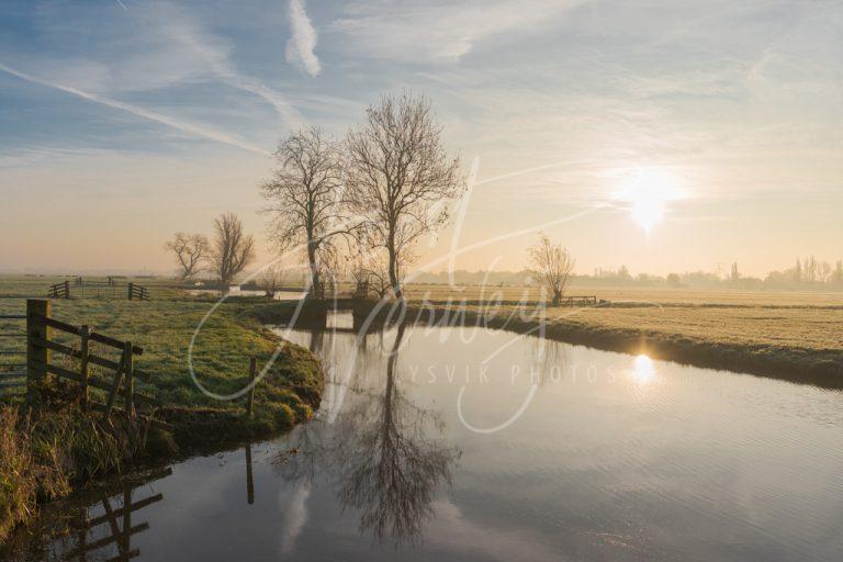 Polderbeeld Alblasserwaard bij zonsopkomst D8104466