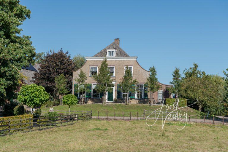 Monumentale boerderij op woonheuvel in Oud-Alblas D8103308