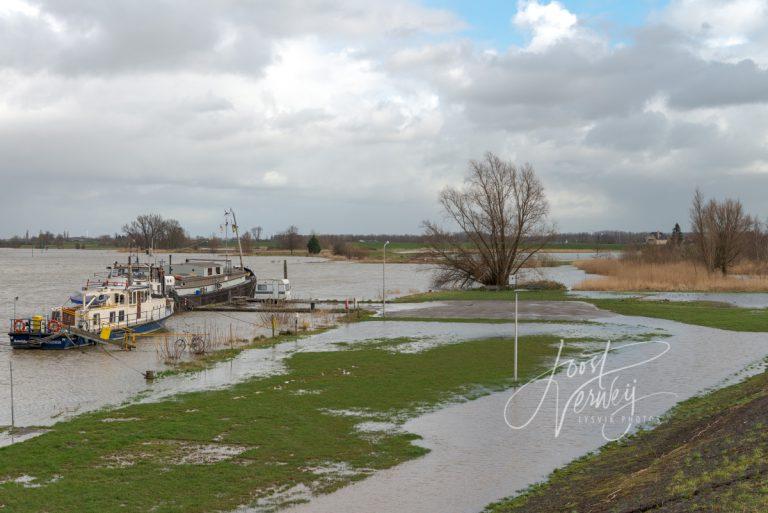 Hoog water bij aanlegsteigers Ameide