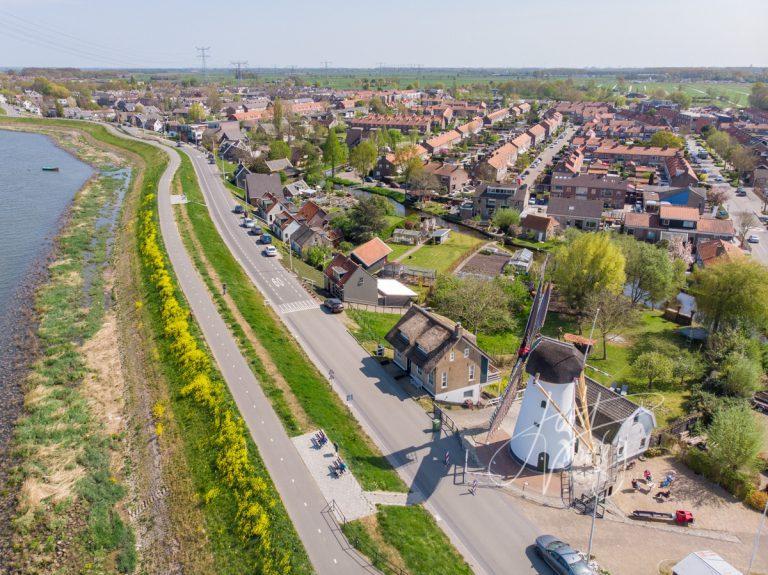 Lekdijk met korenmolen De Regt