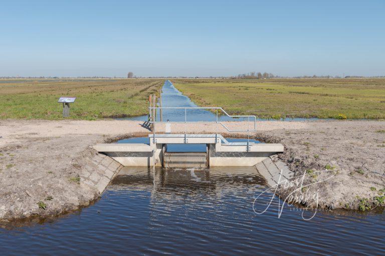 Stuw in polderlandschap bij Donkse Laagten