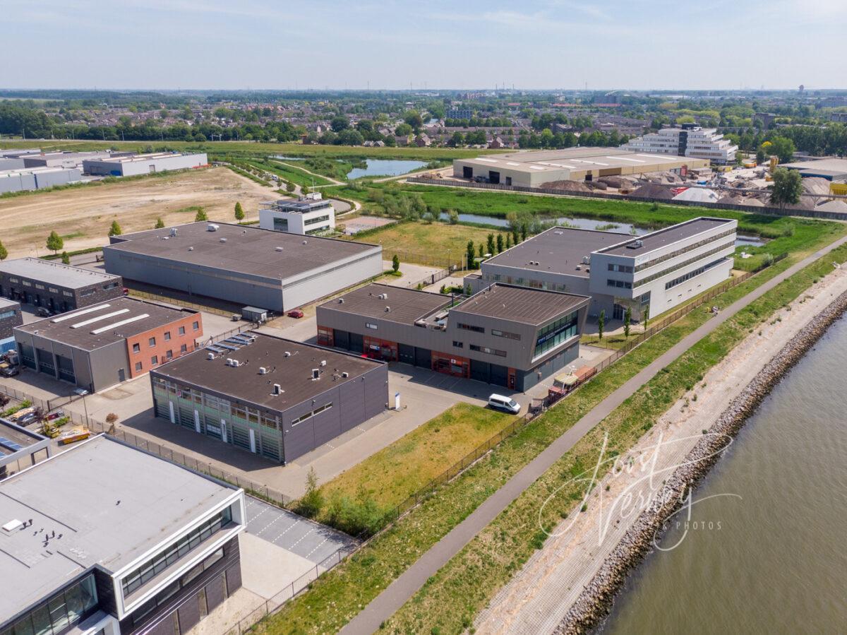 Luchtfoto bedrijfsgebouwen polder Nieuwland
