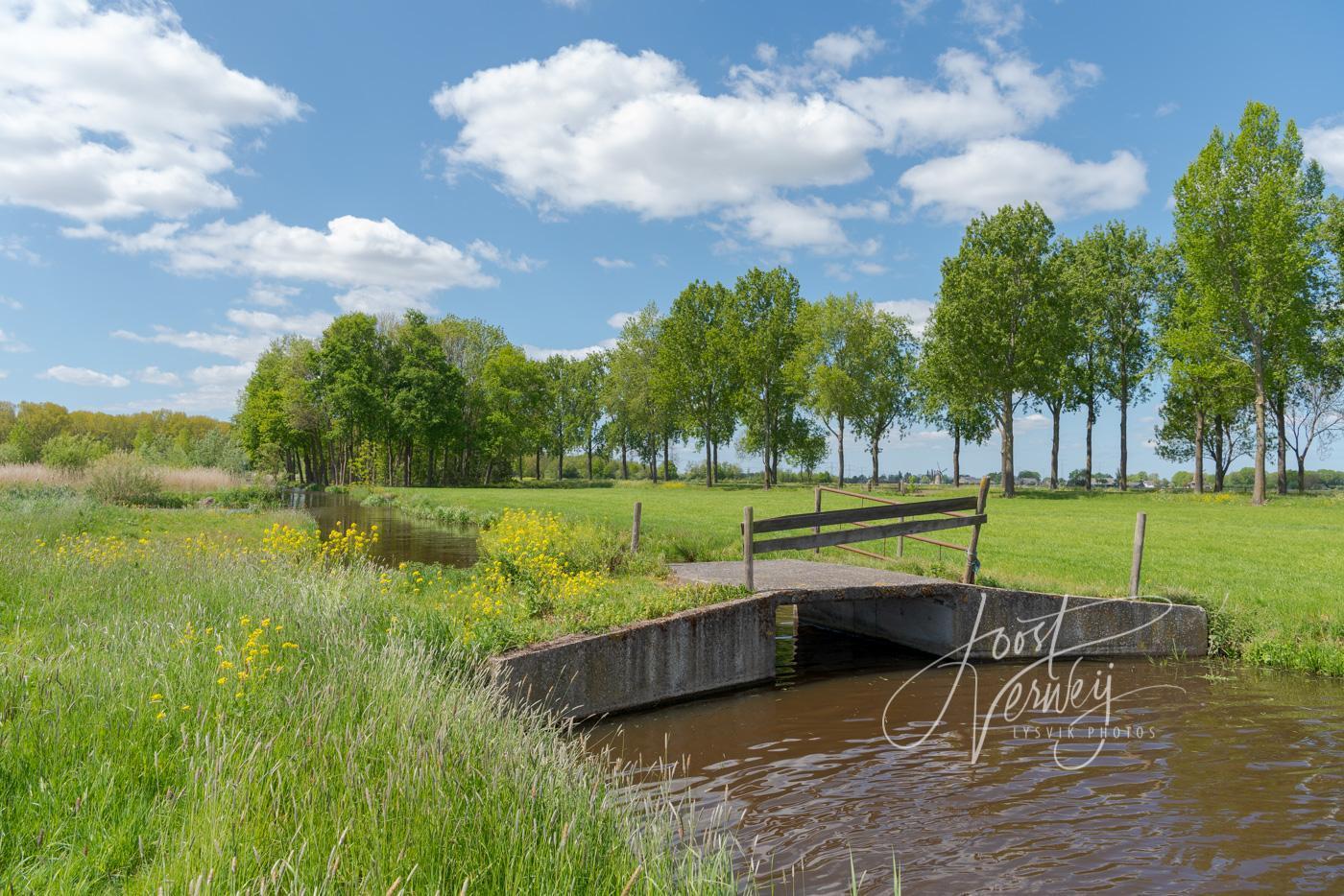 Wetering met bruggetje