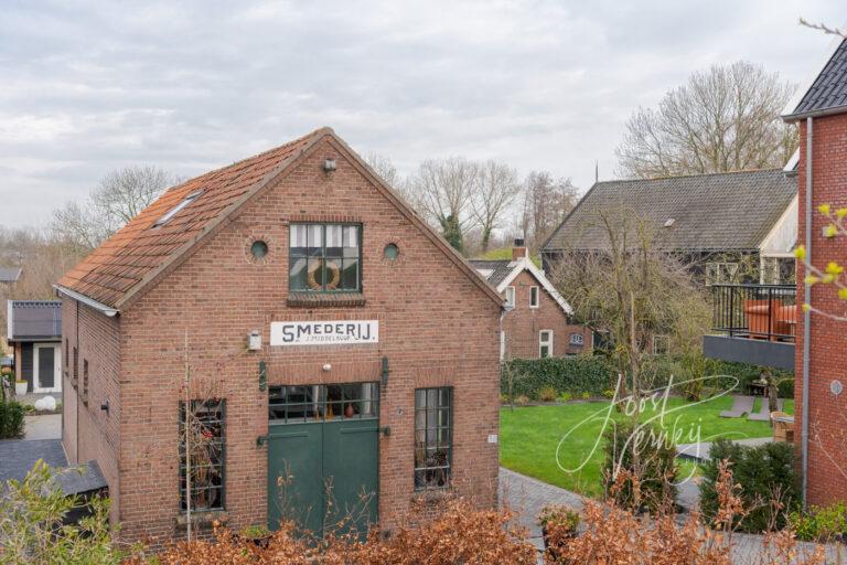 Gebouwtje met opschrift Smederij Middelkoop