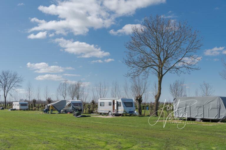 Opbouw seizoenplaats op camping