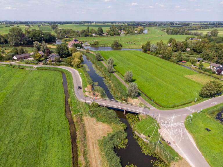 Luchtfoto driesprong bij Giessenburg en Hoornaar