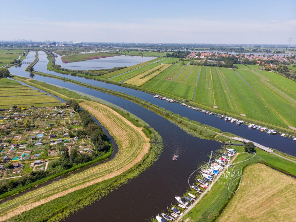 Luchtfoto kanaal de Nieuwe Waterschap met afgemeerde pleziervaartuigen