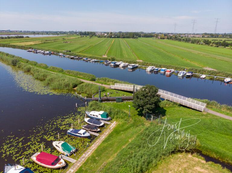 Luchtfoto kanaal de Nieuwe Waterschap met afgemeerde pleziervaartuigen