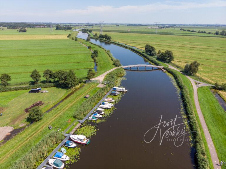 Luchtfoto fietsbrug over Groote- of Achterwaterschap