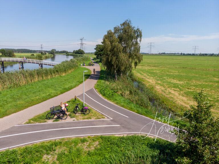 Zitbankje bij fietspad langs boezem