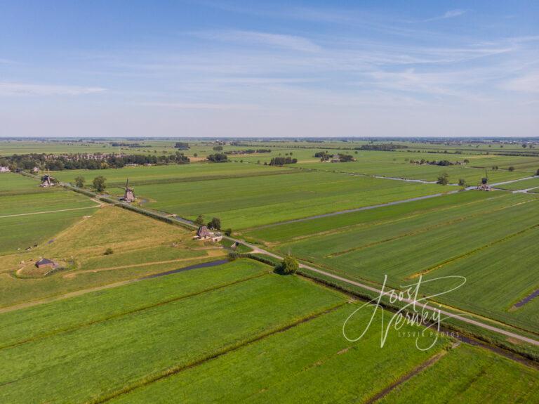 Luchtfoto met 5 molens in polder Streefkerk