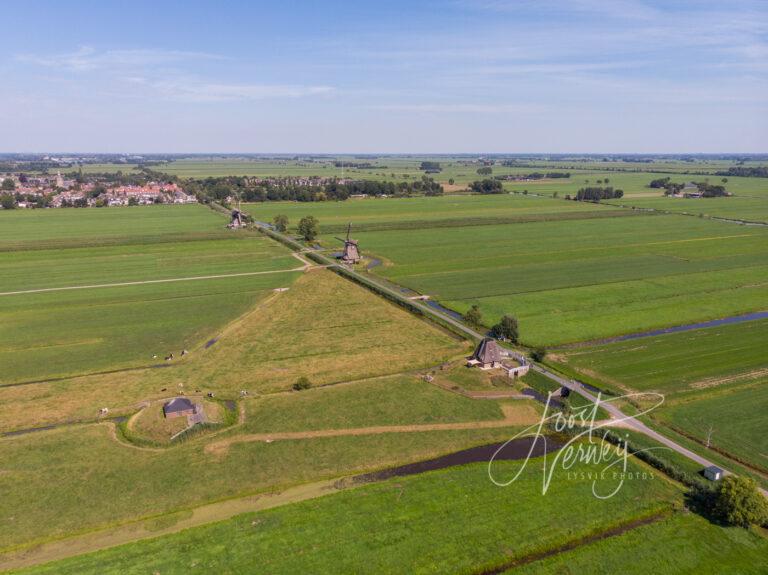 Luchtfoto met 4 molens in polder Streefkerk