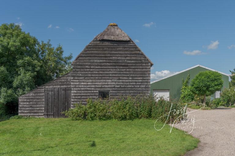 Houten schuur in Wijngaarden