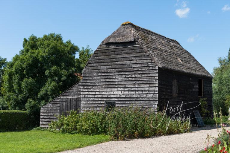 Houten schuur in Wijngaarden