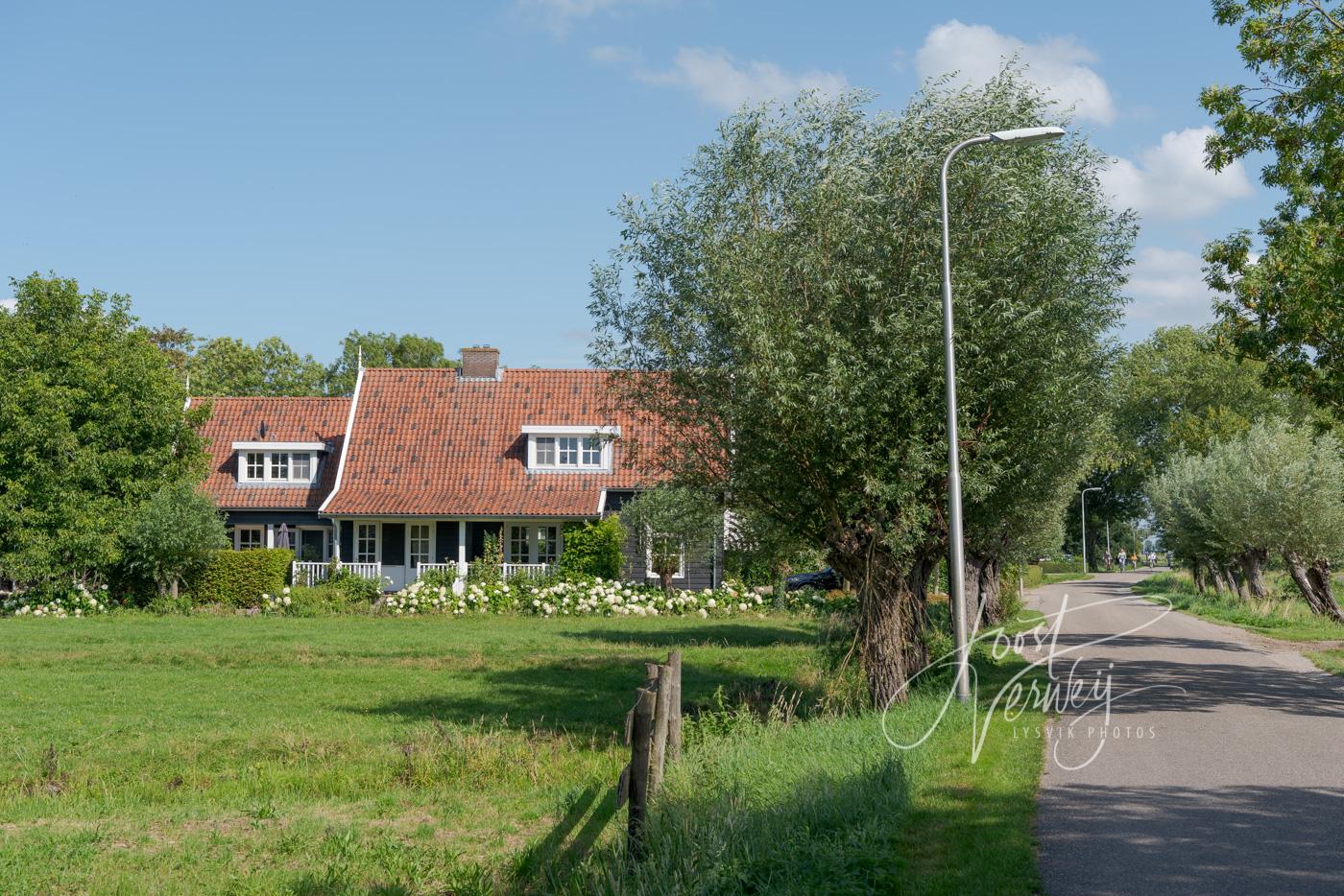 Woning met rood pannendak aan het Oosteinde