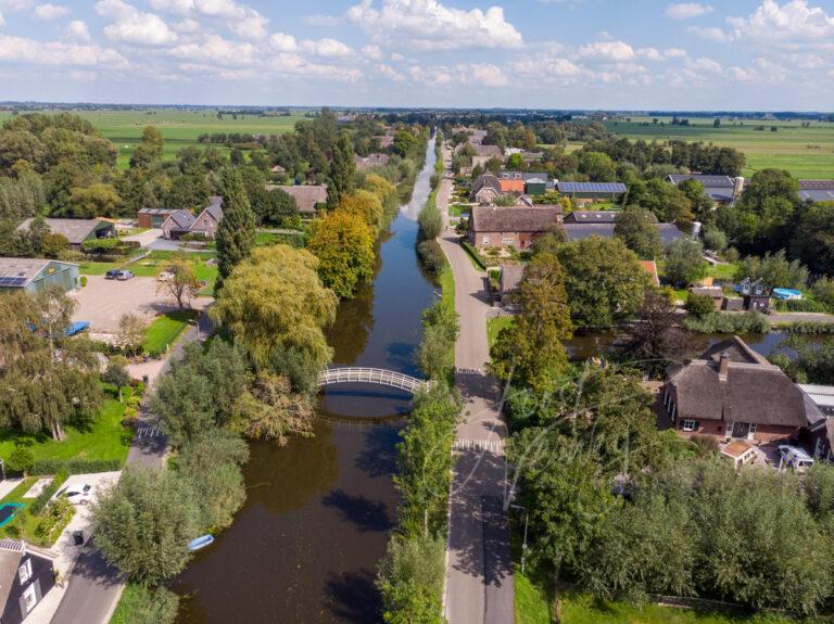 Luchtfoto bruggetje over veenriviertje de Graafstroom