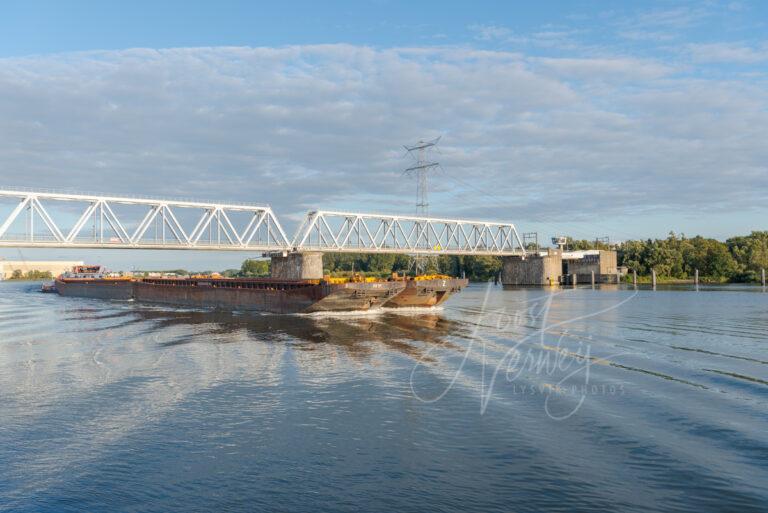 Duwboot Veerhaven VIII onder spoorbrug Sliedrecht