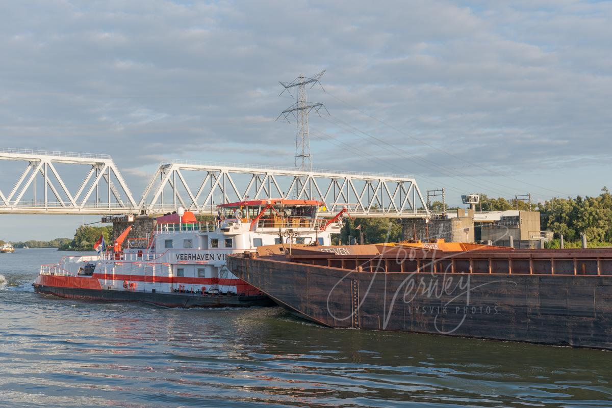 Duwboot Veerhaven VIII onder spoorbrug Sliedrecht