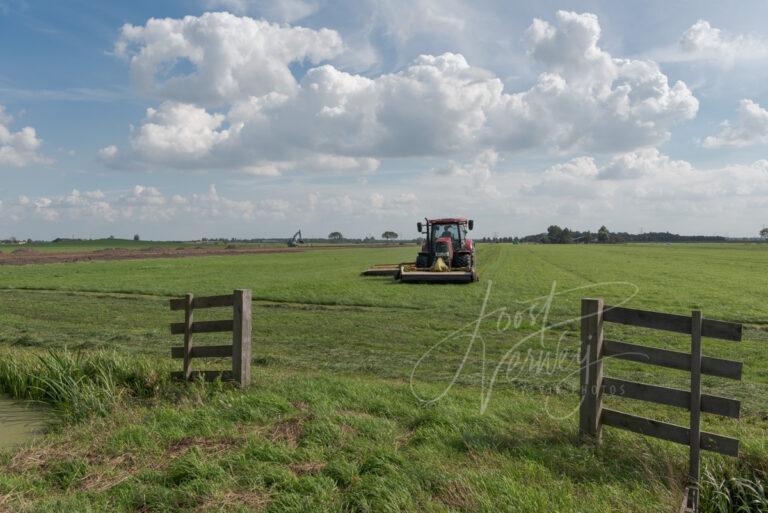 Poldergezicht met landbouwmachine