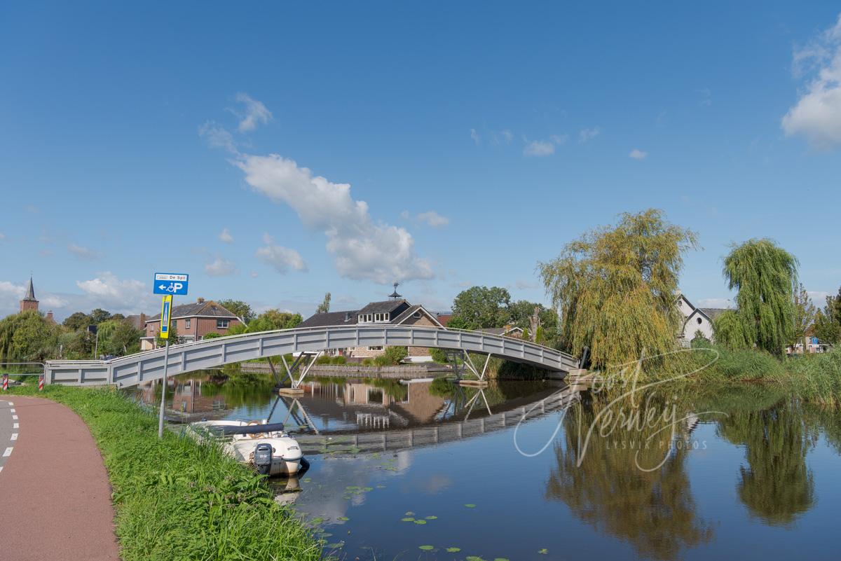 Loopbrug over riviertje de Graafstroom