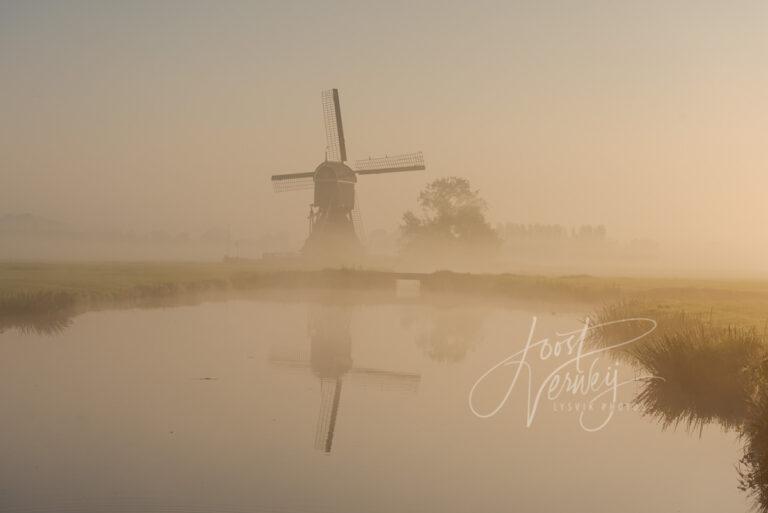 Oude Weteringmolen in mistige zonsopkomst