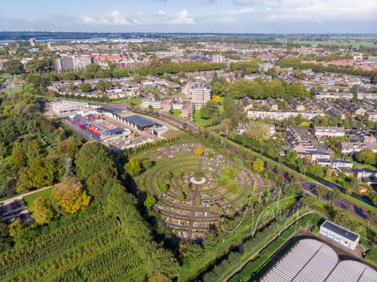 Luchtfoto Papendrecht met begraafplaats