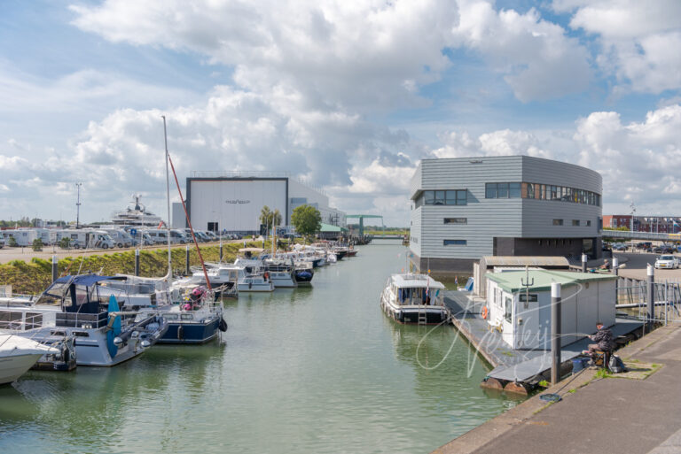 Jachthaven met Cultureel Centrum Landvast Alblasserdam