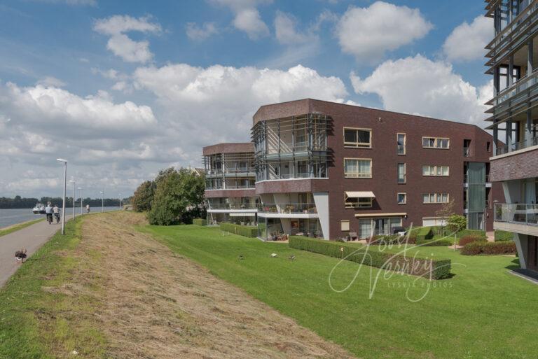 Appartementen Rivierstaete langs rivier de Noord