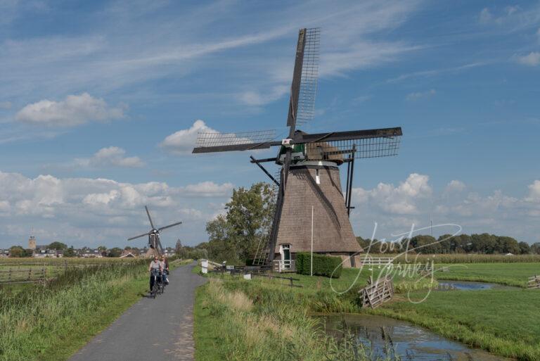 Fietsers bij de Achtkante molen in Streefkerk