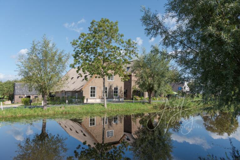 Dorpsbeeld met boerderijen in Brandwijk