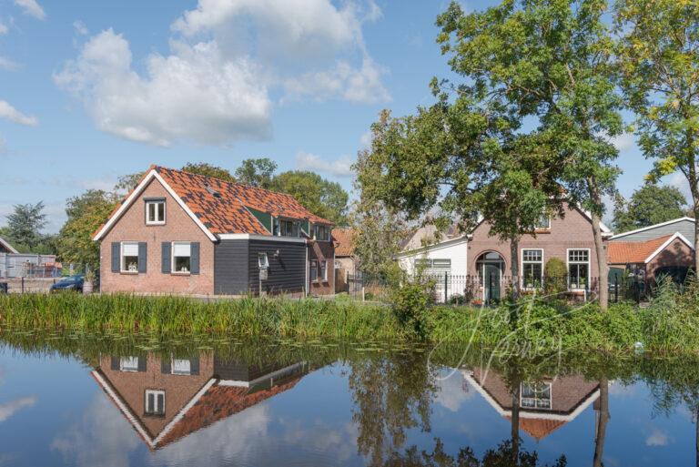 Woningen gespiegeld in riviertje de Graafstroom